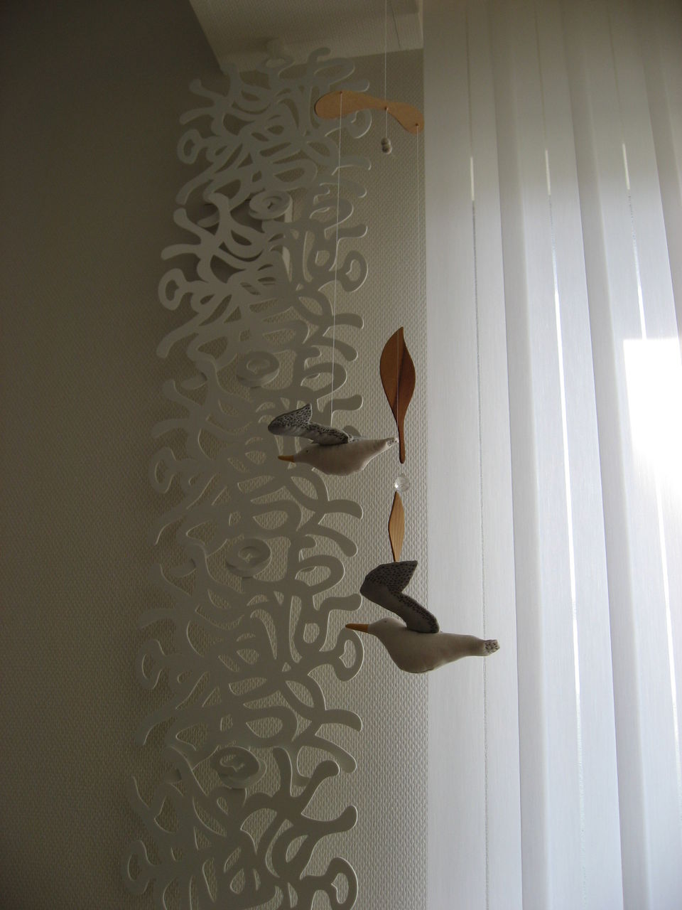 無彩色なモビール ダイニングにメッセージを吊るす 平屋を建てる