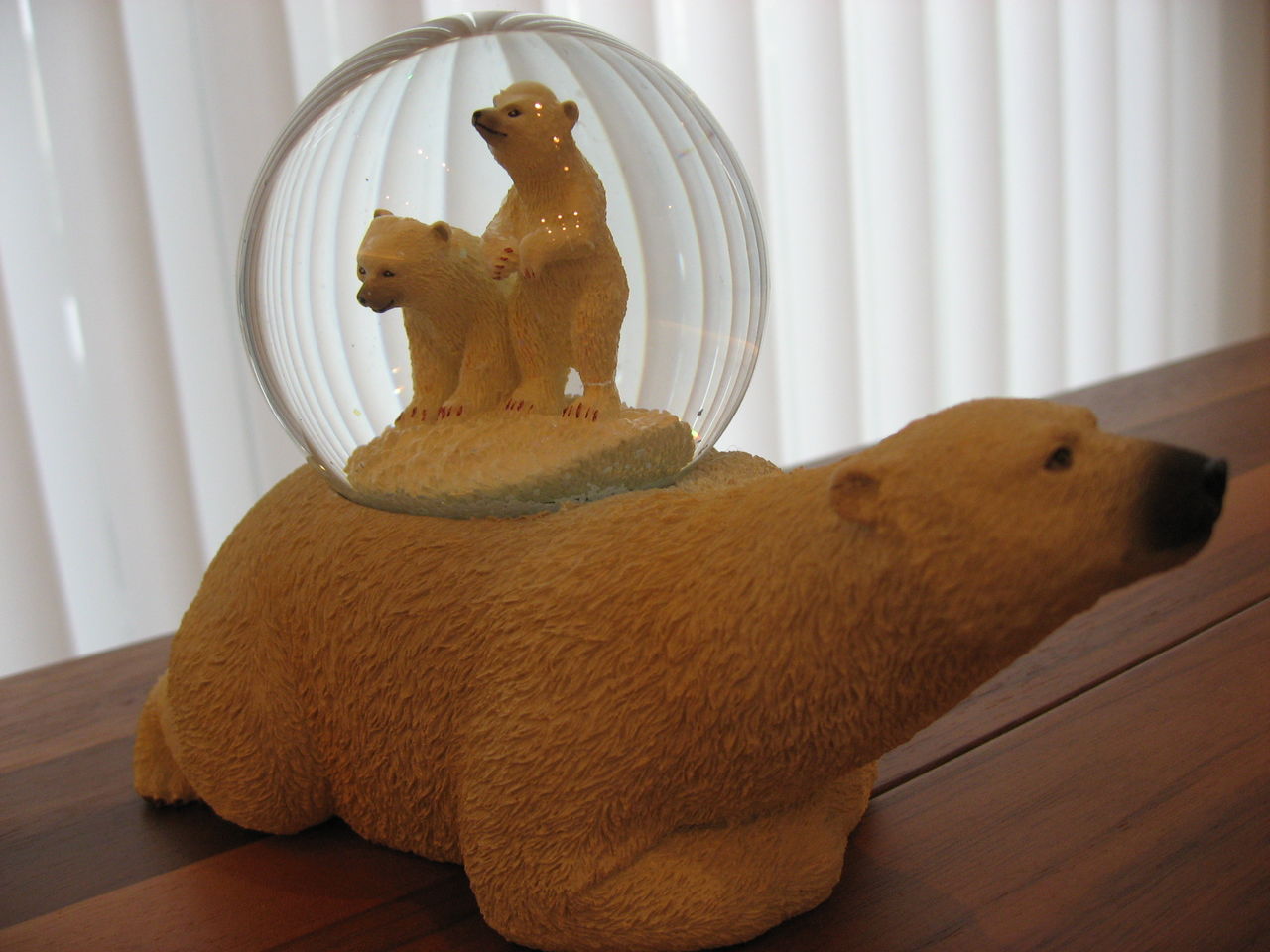 Twinkle社製 スノードーム シロクマ