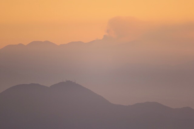 阿蘇山噴煙アップ、手前は熊本市の金峰山・IMG_5347