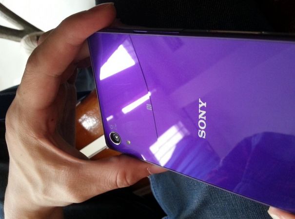 Xperia Z2 So 03fの背面パネルが勝手に割れる問題 原因は 接着剤 スマホ口コミ評価速報