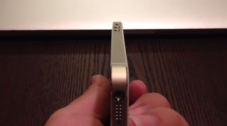 Iphone 5s 一部で何もしていないのに本体が曲がる症状 バッテリーの膨張が原因 スマホ口コミ評価速報 Iphone 5s 一部で何もしていないのに本体が曲がる症状 バッテリーの膨張が原因 スマホ口コミ評価速報