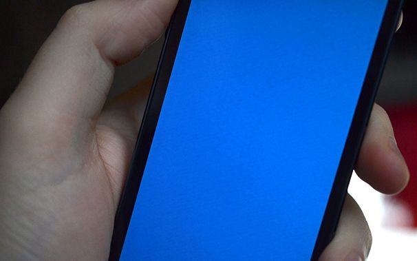 Iphone 5sの一部端末で画面が青くなり電源が落ちる 青画面死 が発生している模様 スマホ口コミ評価速報