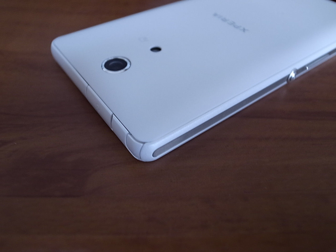 Xperia A So 04e 本体と裏蓋の間に結構目立つ隙間がある模様 ただし浸水の心配はなし スマホ口コミ評価速報 Xperia A So 04e 本体と裏蓋の間に結構目立つ隙間がある模様 ただし浸水の心配はなし スマホ口コミ評価速報