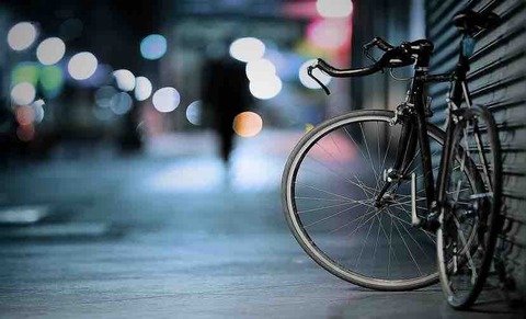 歩道を自転車で走行中ベルを鳴らす