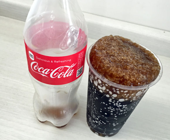 四国のセブンイレブン限定 ふたを開けた瞬間に凍るコカ コーラ アイスコールド を食べた評価 感想 よっちゃんが新商品の評価 感想をまとめるよ