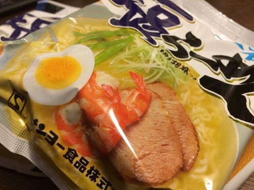 サッポロ一番 塩ラーメンのスープが緑色の理由 よっちゃんが新商品の評価 感想をまとめるよ サッポロ一番 塩ラーメンのスープが緑色の理由 よっちゃんが新商品の評価 感想をまとめるよ