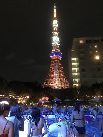 ナイトプールとは Instagramスタジオである 男3人で行ったら凄いことになった 陽平ドットコム 試みの水平線