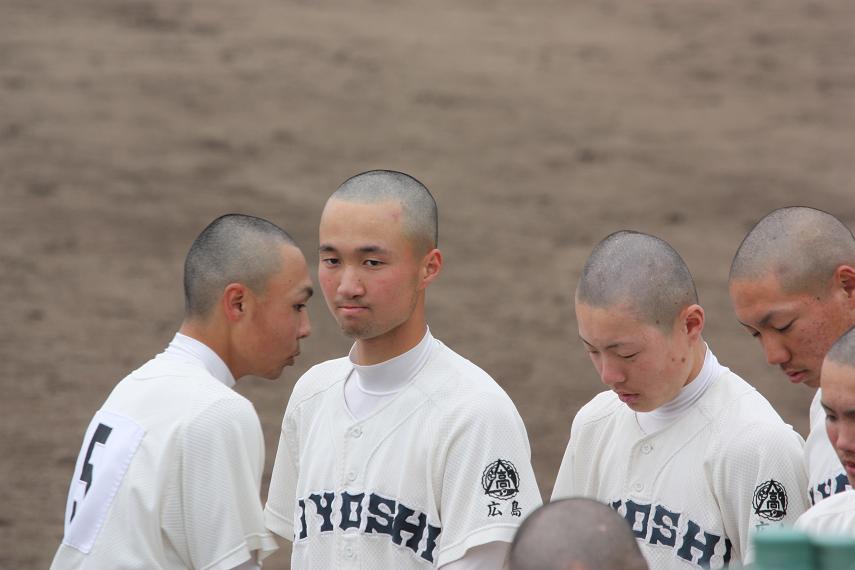 高校野球児は坊主が当たり前 髪の毛あるとプレーに支障が出るの よいどれにゅーす 高校野球児は坊主が当たり前 髪の毛あるとプレーに支障が出るの よいどれにゅーす