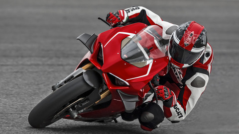 Panigale-V4R-Red-MY19-Ambience-09-Gallery-1920x1080