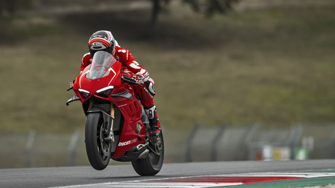 Panigale-V4R-Red-MY19-Ambience-12-Gallery-1920x1080