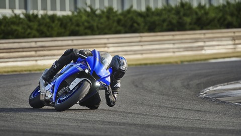 2020-Yamaha-YZF1000R1-EU-Yamaha_Blue-Action-002-03
