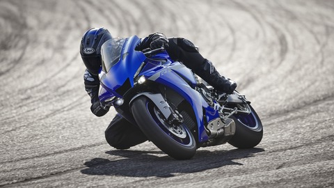 2020-Yamaha-YZF1000R1-EU-Yamaha_Blue-Action-003-03