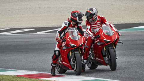 Panigale-V4R-Red-MY19-Ambience-14-Gallery-1920x1080