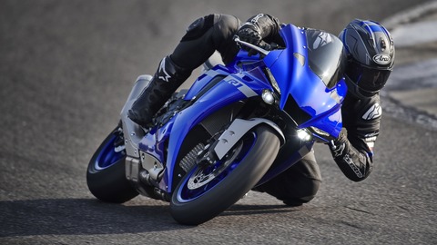 2020-Yamaha-YZF1000R1-EU-Yamaha_Blue-Action-004-03