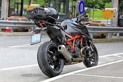 KTM-1290-Super-Duke-WEB-SB19166