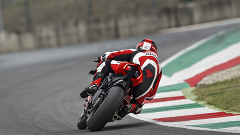 Panigale-V4R-Red-MY19-Ambience-10-Gallery-1920x1080