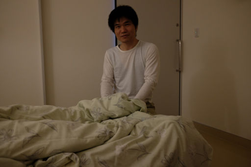 分娩台でツボを押す