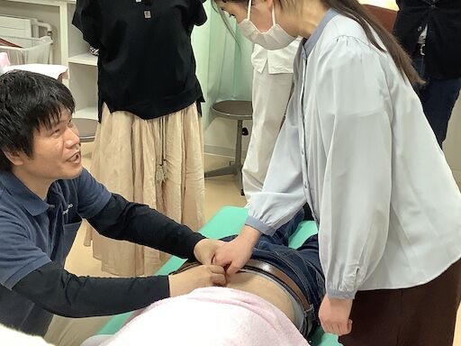 札幌視覚支援学校での整動鍼講義(手で伝えるツボの感触)