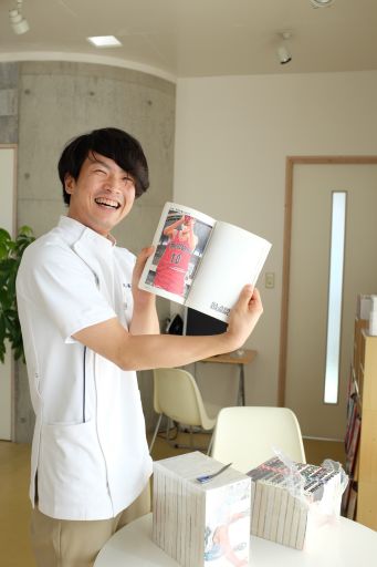 養気院の本棚に「スラムダンク」が入って喜ぶ光山