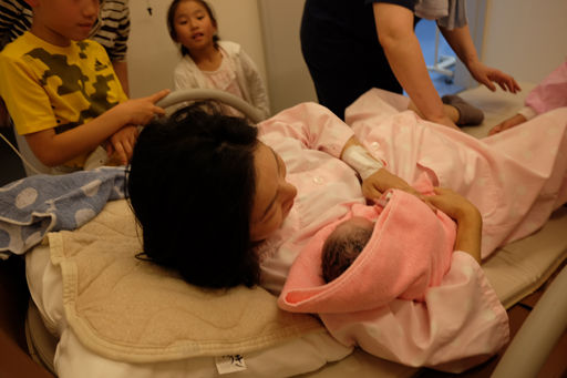 分娩台で産まれた赤ちゃんとご対面