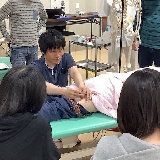 札幌視覚支援学校にて整動鍼のデモ施術