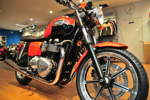 ボンネビルSE NEW COLOR 展示中！ : TRIUMPH YOKOHAMA KITA