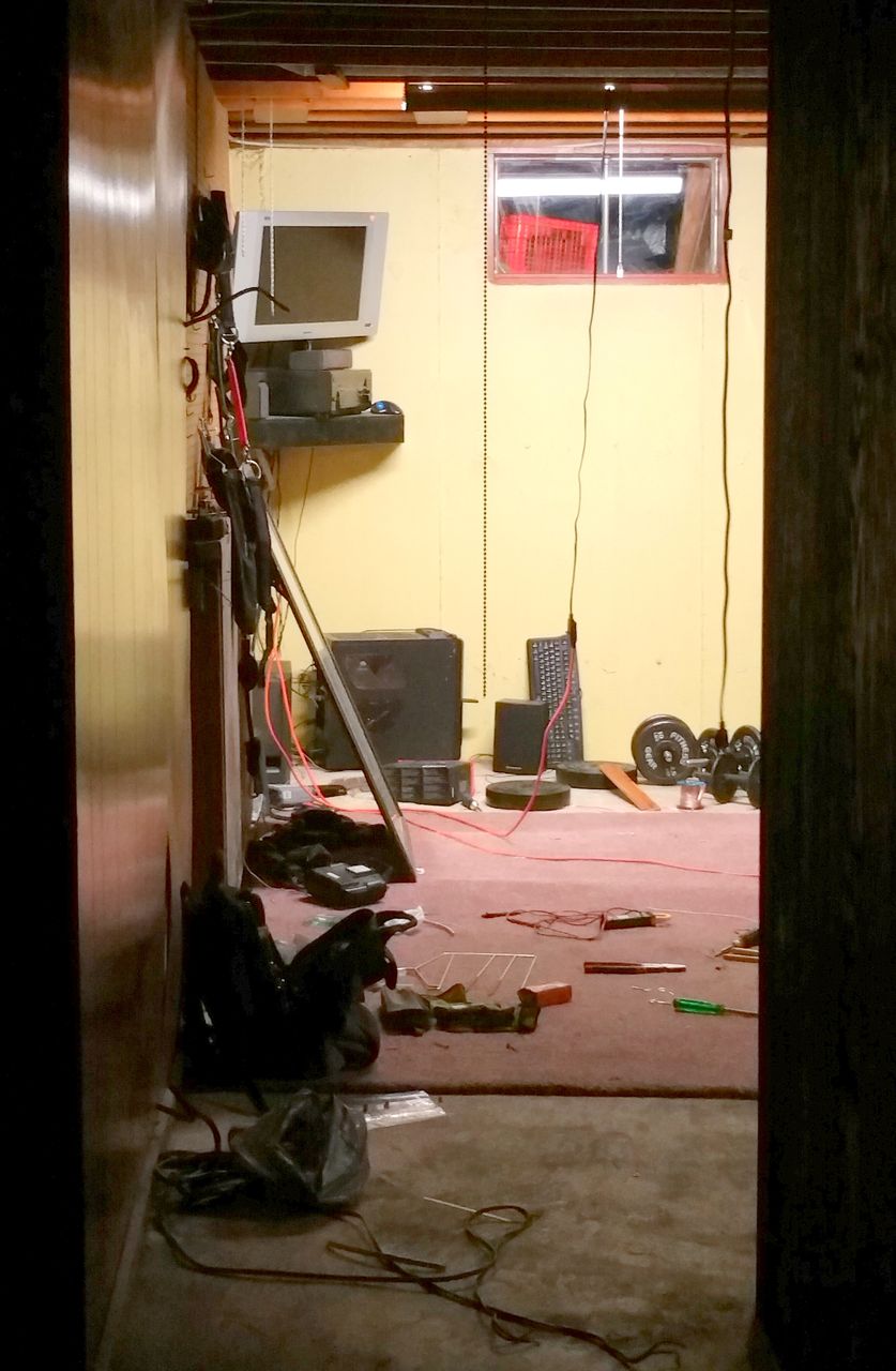 地下 薄暗い裸電球から長細い明るい電気に よこの部屋 地下 薄暗い裸電球から長細い明るい電気に よこの部屋