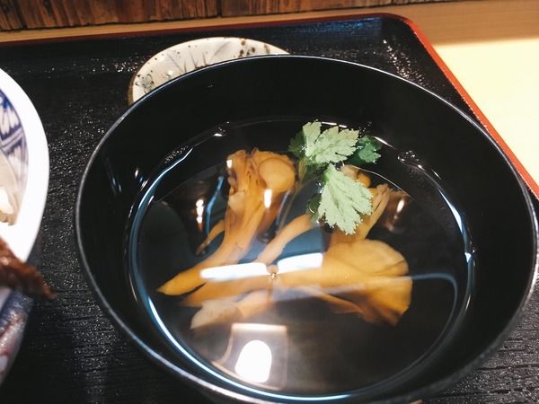 味女(あじめ)の人気メニュー「うなぎ丼」に付く「舞茸のお吸物」①