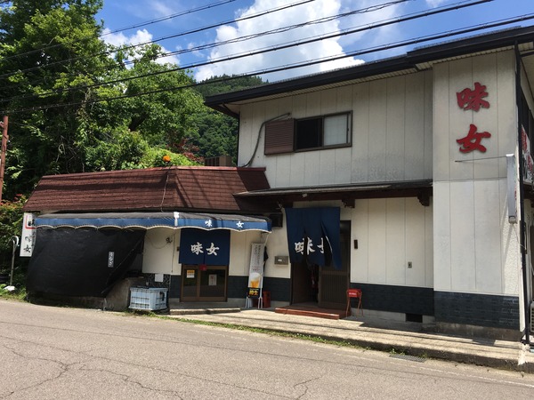うなぎ丼が人気の「食事処 味女(あじめ)」の店舗外観