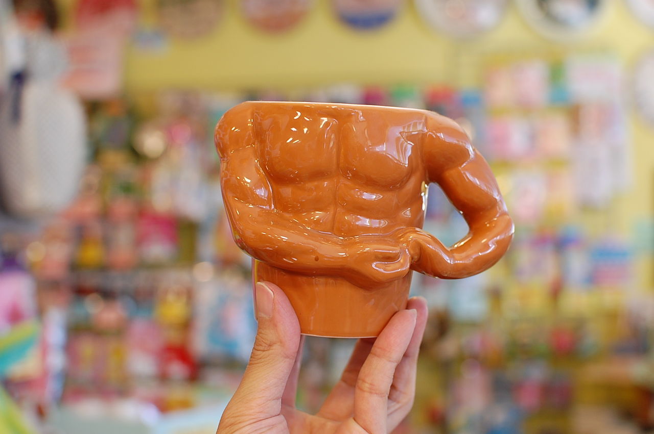 引き締まった筋肉 日焼けサロンに通ったような色黒 オイルを塗りたくったようなボディ ボディビルダーのようなマグカップ ワイルドマグ です 本を読まない人のための本屋 Wonderfulworld