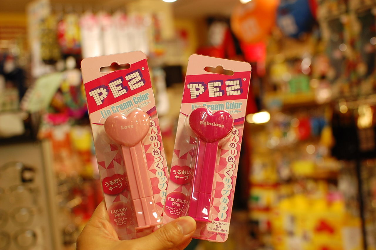 ペッツの形をした可愛らしいリップクリーム 唇がほんのり色づいて 男前という男前がわんさか寄ってきます 本を読まない人のための本屋 Wonderfulworld