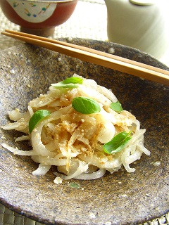 新玉ねぎのチーズおかか和え。