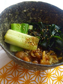 ワカメ と なめこのキンピラ煮。