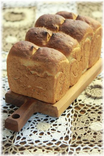 黒糖とオートミールの食パン。