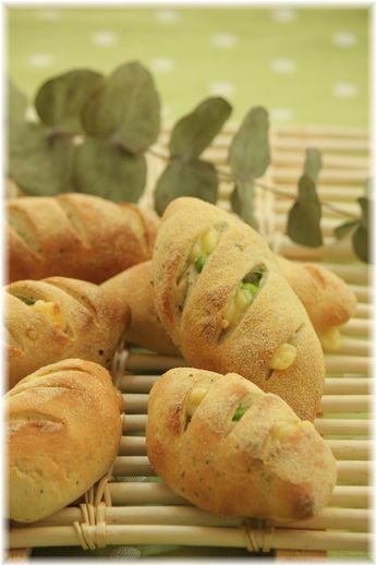 枝豆とチーズのコーングリッツパン。