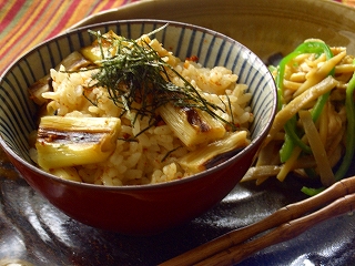 焼き葱と豆板醤の炊き込みご飯と牛蒡入りチンジャオロース。