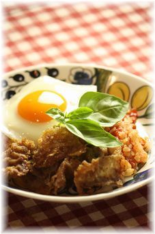 トマト醤油ごはん・カリカリおかかの、お肉のっけ。