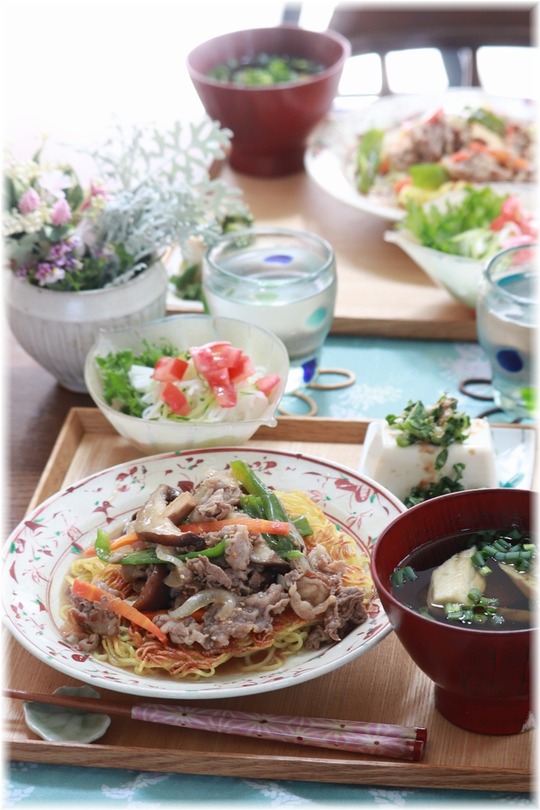 【レシピ】オイスターソースの　牛肉とピーマンのかた焼きそば。と　お昼ごはん。　と　フランスみたいな。