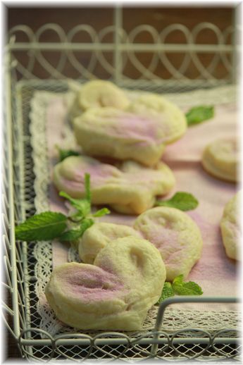 ヨーグルトの白いハートパン。