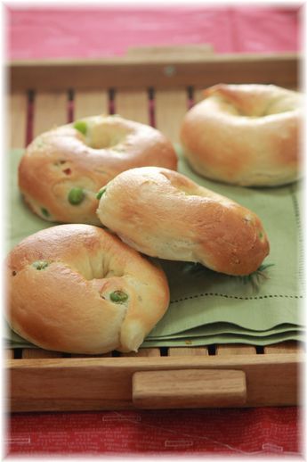 ドライトマトと枝豆のベーグル。