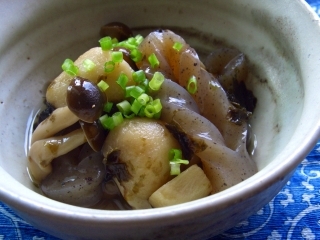 海苔ときのこと里芋の煮物。