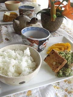 緊張の朝ごはん。 と 初登園。