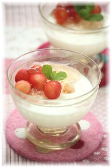 桜とさくらんぼ の レアチーズケーキ。