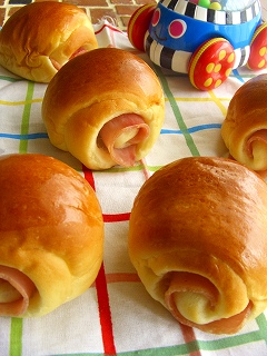 ハムも一緒のロールパン。