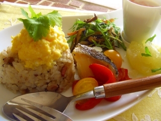 カルボナーラの炊き込みご飯と、炊飯器で一緒に出来ちゃう♪お供の3品。