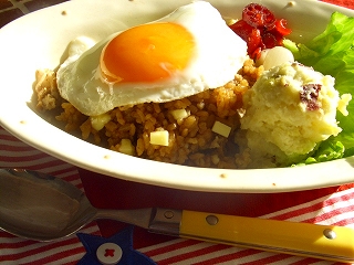 年の瀬ランチは炊飯器にお任せで2品♪ ソースカレーの炊き込みご飯と芋芋サラダ。
