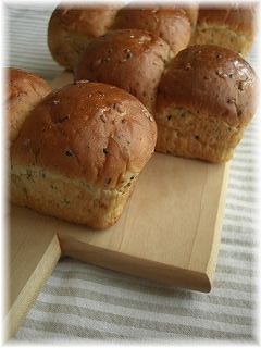 ほうじ茶風味の雑穀ミニ食パン。