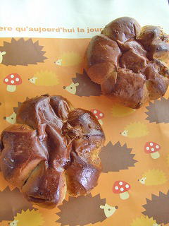 くるみとベリーと黒糖のパン。