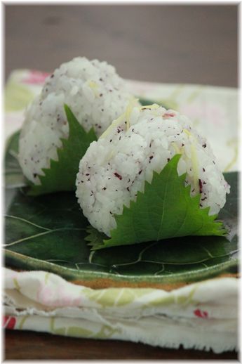 ゆかりと生姜の おにぎり。 と朝ごはん。