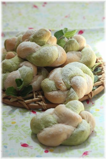 葉桜色の ねじねじパン。